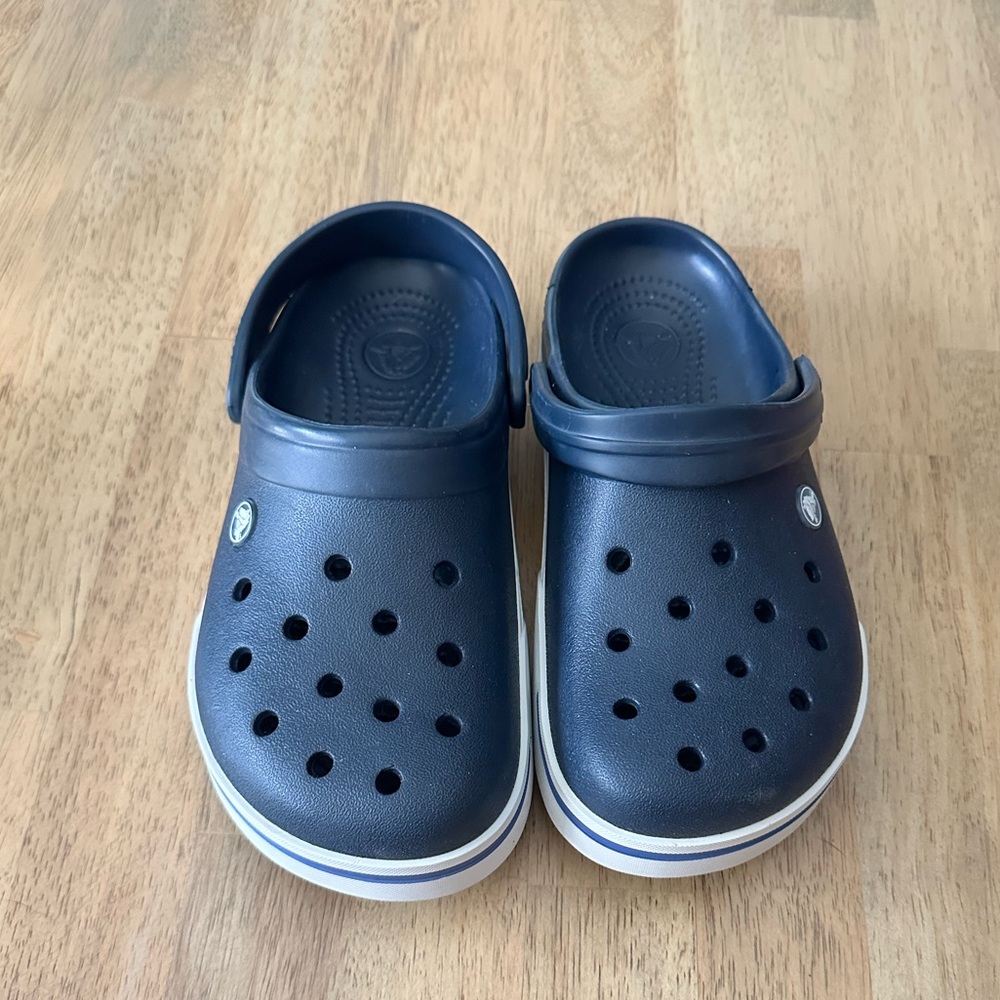 Brand New Navy and White Unisex Crocs ( women’s 9, men’s 7)
